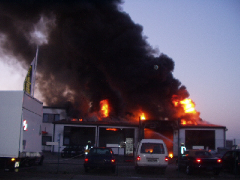 Brand in Pkw-Werkstatt