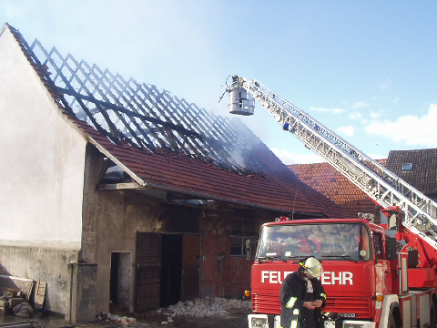 Drehleitereinsatz bei Dachstuhlbrand