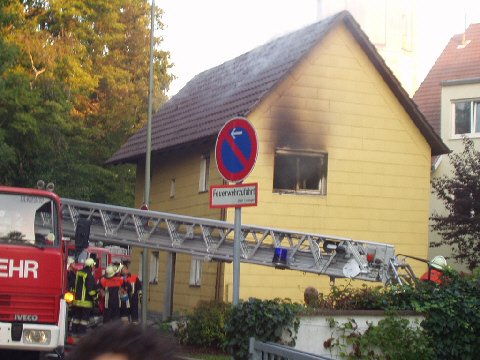 Drehleitereinsatz bei Wohnhausbrand