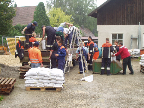 Befüllen von Sandsäcken im städt. Bauhof