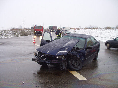 Durch Verkehrsunfall beschädigter Pkw im Kreuzungsbereich