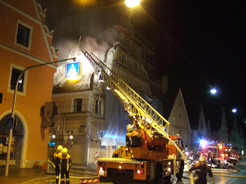 Löscharbeiten mit der Drehleiter