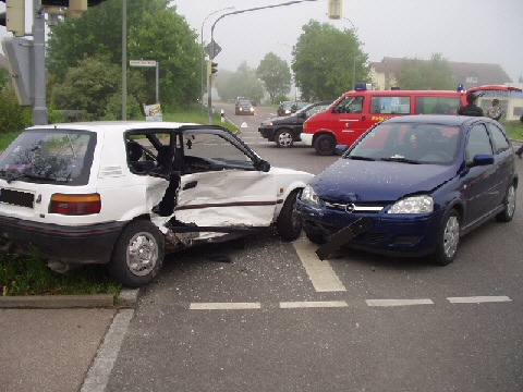 Verunfallte Fahrzeuge im Kreuzungsbereich