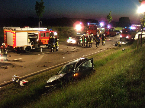 Verunglücktes Fahrzeug mit Einsatzkräften