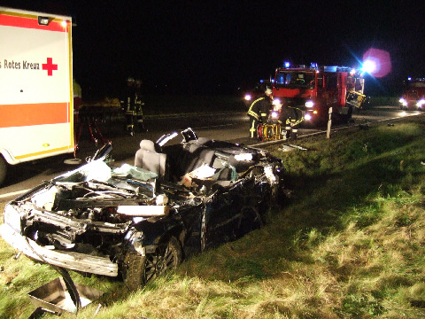 ausgeleuchtete Unfallstelle mit Unfallfahrzeug