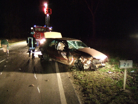 ausgeleuchtete Unfallstelle mit Unfallfahrzeug