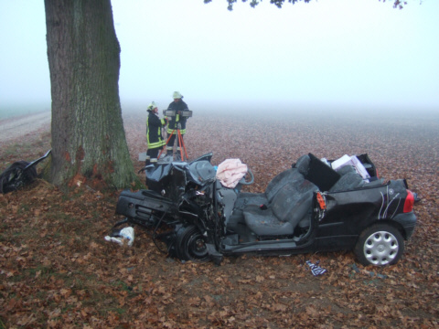 Unfallfahrzeug nach der Bergung der Verletzten