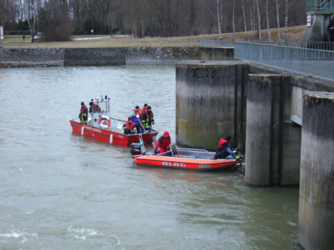 Vermisstensuche mit 2 Booten auf dem Stausee Faimingen