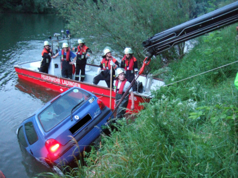 Pkw-Bergung aus Donau