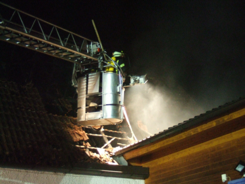 Löscharbeiten unter Verwendung der Drehleiter