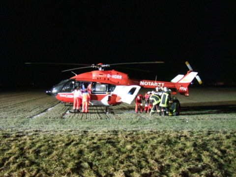 Einladen der Verletzten in den Rettungshubschrauber