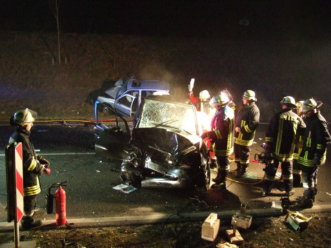 Feuerwehrkräfte beim Entfernen der Fahrzeugtüren