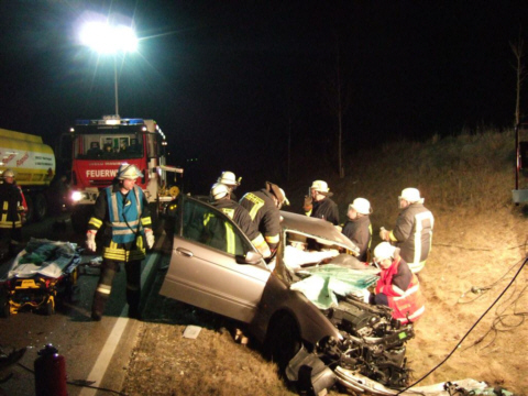 Bergung verletzter Insassen aus dem Fahrzeug