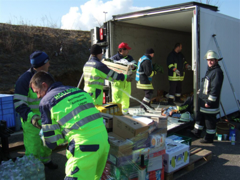 Umladen der Lkw-Ladung