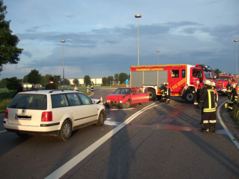 Unfallfahrzeuge, im Hintergrund die Einsatzkräfte