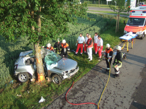 Rettungskräfte bei der Fahrerbergung