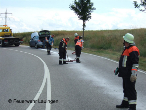 Reinigen der Straße nach Einsatz von Ölbindemittel