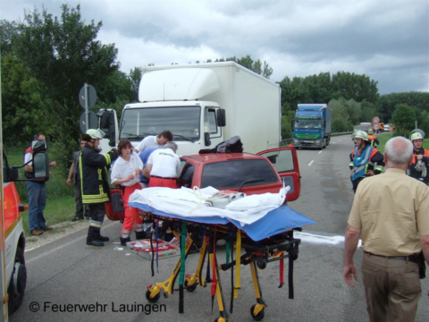 Bergung des verletzten Pkw-Fahrers