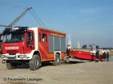 Verladen des Mehrzweckbootes