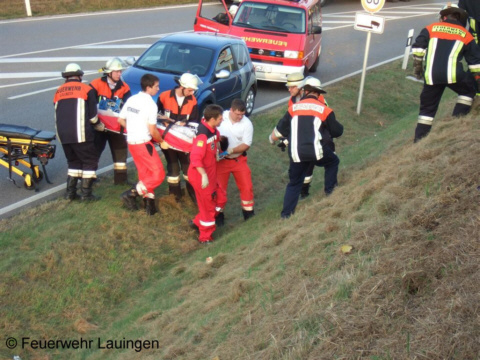 Transport des Verletzten zum Rettungshubschrauber