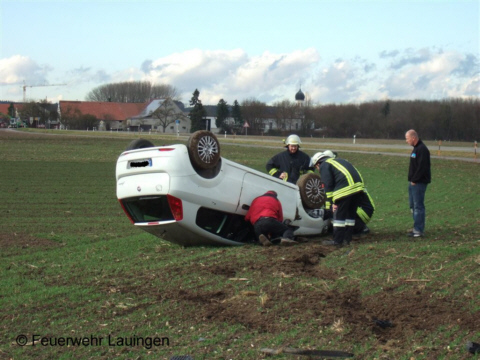 Auf dem Dach liegendes Unfallfahrzeug