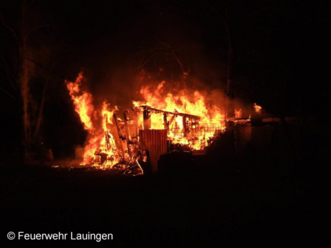 Schrebergartenhütte im Vollbrand