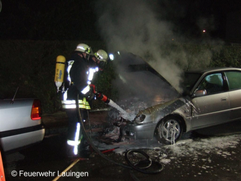 Löschen des Motorraumes mit Löschschaum