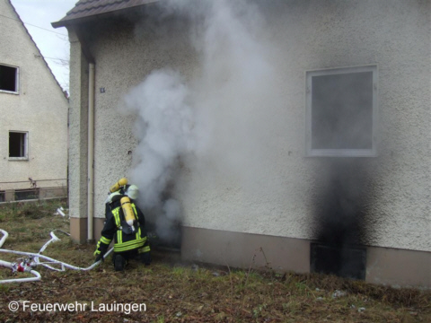 Löschen mit Schaumrohr durch ein Kellerfenster