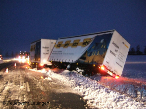 Von der Straße abgekommener Lkw mit Anhänger