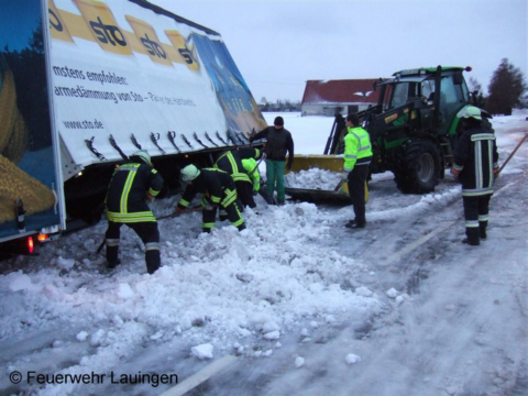 Ausgraben des Anhängers aus dem Schnee