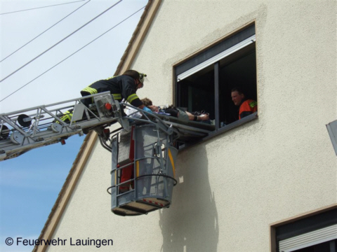 Transport des Patienten mit Drehleiter und Korb