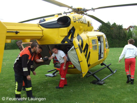 Patientenübergabe an die Hubschrauberbesatzung