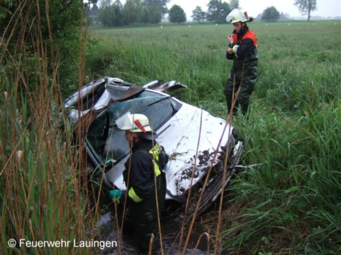 Unfallfahrzeug im Entwässerungsgraben