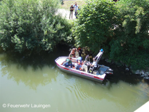 Bergung der Verletzten mit dem Schnelleinsatzboot