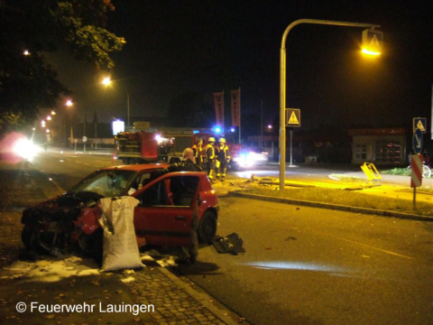 Unfallstelle mit beschädigtem Fahrzeug