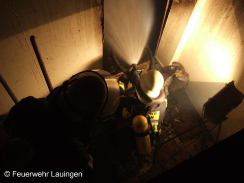 Brandbekämpfung über Kellerabgang
