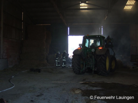 Auslagerung der Heuballen mittels Traktor