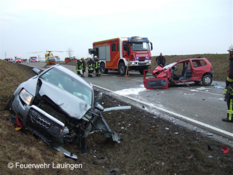 Beschädigte Fahrzeuge an der Unfallstelle