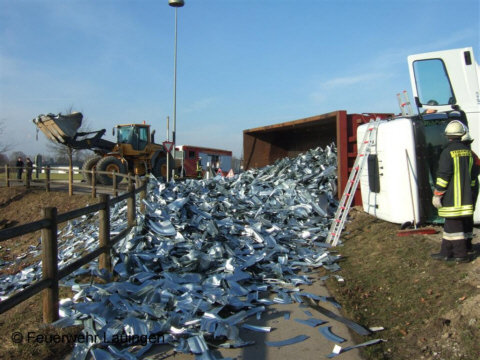 Umgestürzter Lkw mit Ladung