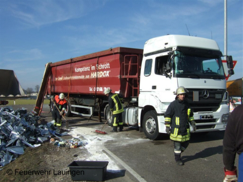 Aufgerichteter Lkw und Binden des Hydrauliköls