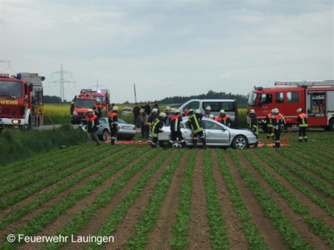 Bergung des Unfallopfers aus dem Fahrzeug