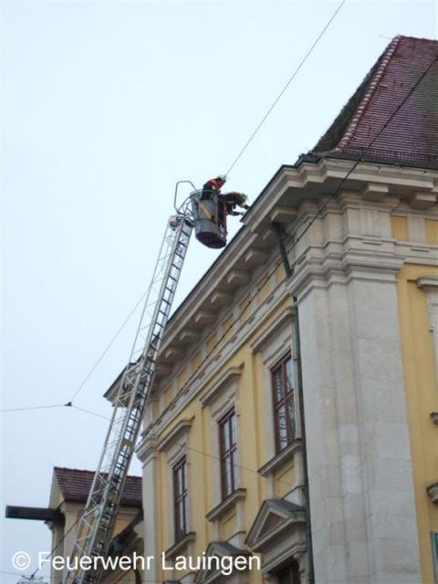 Bergung eines Dachfensters am Rathaus