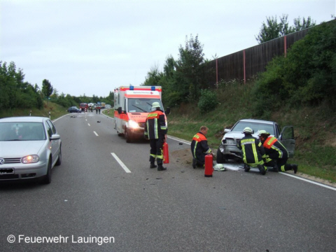 Sicherstellung des Brandschutzes an einem Unfallfahrzeug