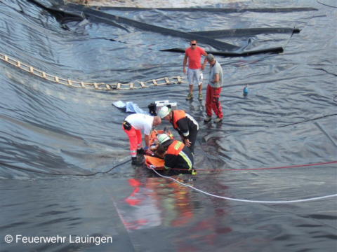 Vorbereitung des Verletzten zur Bergung aus der Lagune