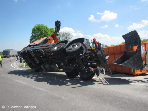 Aufrichten des Lkw durch Abschleppfahrzeug