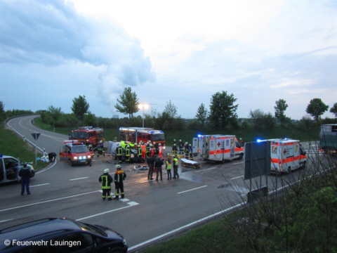 Versorgung der Verletzten im Unfallfahrzeug