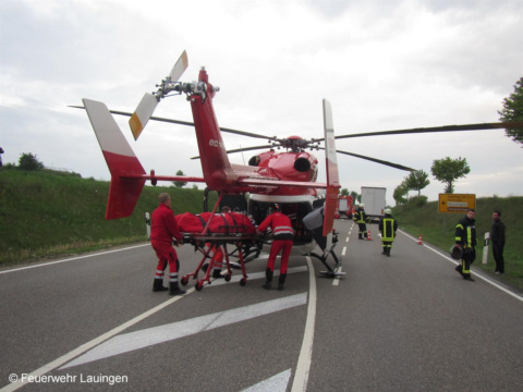 Verladen des verletzten Fahrers in den Rettungshubschrauber