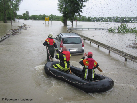 Personenbergung aus Pkw mit Schlauchbboot