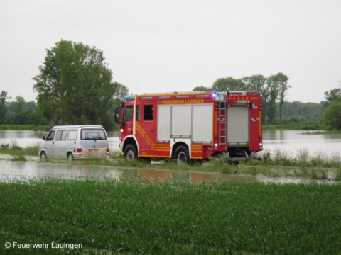 Fahrzeugbergung aus überfluteter Straße