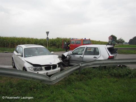 Die beiden schwer beschädigten Unfall-Pkw's